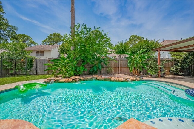 Building Photo - 9911 Villa Verde Dr