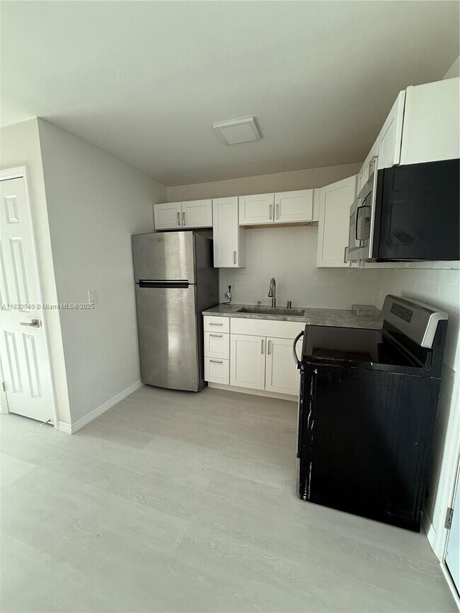 Building Photo - 2305 Tamarind Dr