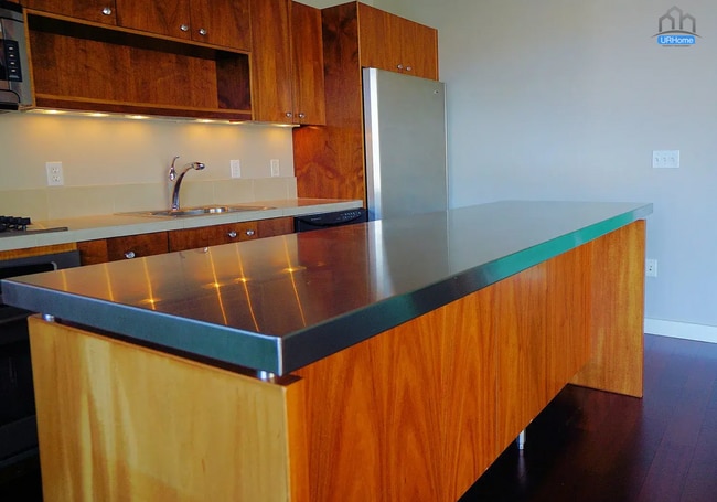 Building Photo - Elevated City Living: Expansive 2-Bed, 2-Bath Condo in PDX – Parking & Most Utilities Included!