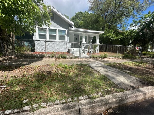 Building Photo - **Move in Ready** 3/2 Single Family home
