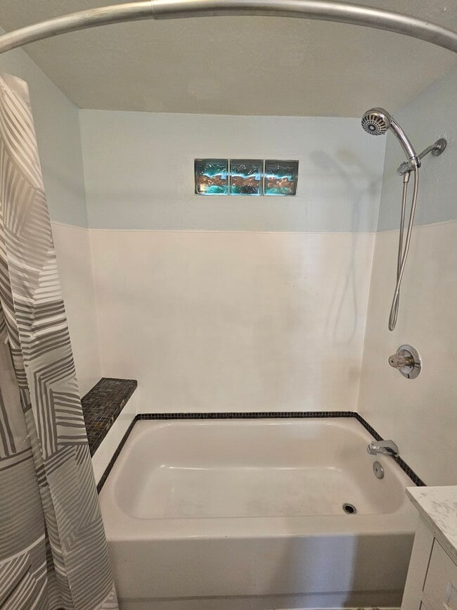 Building Photo - Newly Remodeled 2 Bedroom Home!