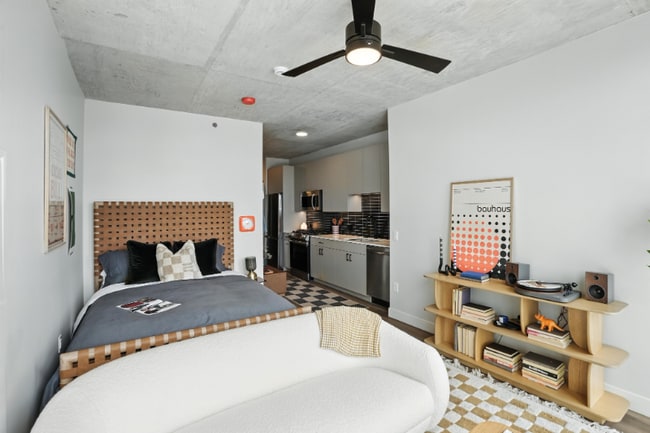 Building Photo - 1118 W Carroll Ave