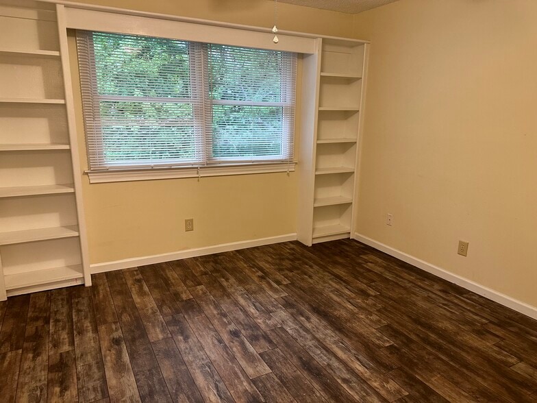 Building Photo - 104 Meadow Park Ln