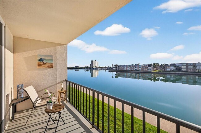 Building Photo - 7625 Sun Island Dr S