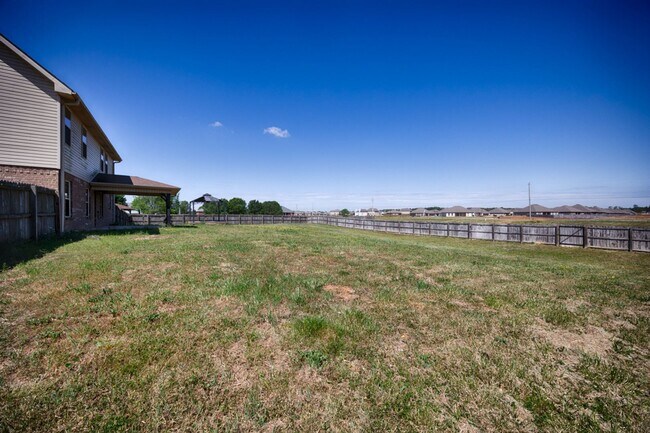 Building Photo - Fresh Paint & New Carpet! 4BR with Fenced Yard