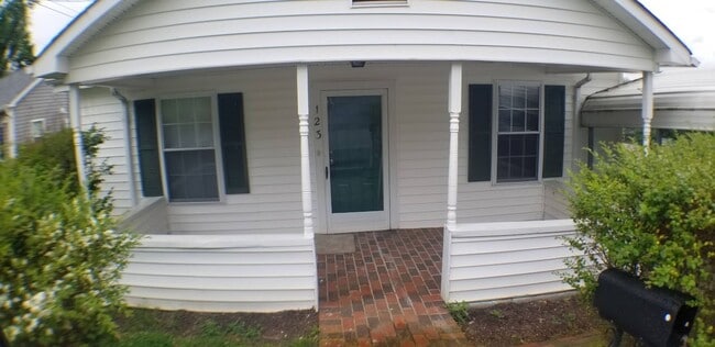 Primary Photo - 123 Lilly St