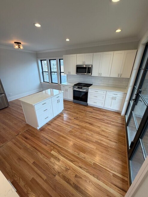 Building Photo - 486 N Hermitage Ave