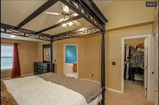 Building Photo - Gorgeous 2 bed townhome in beautiful Franklin