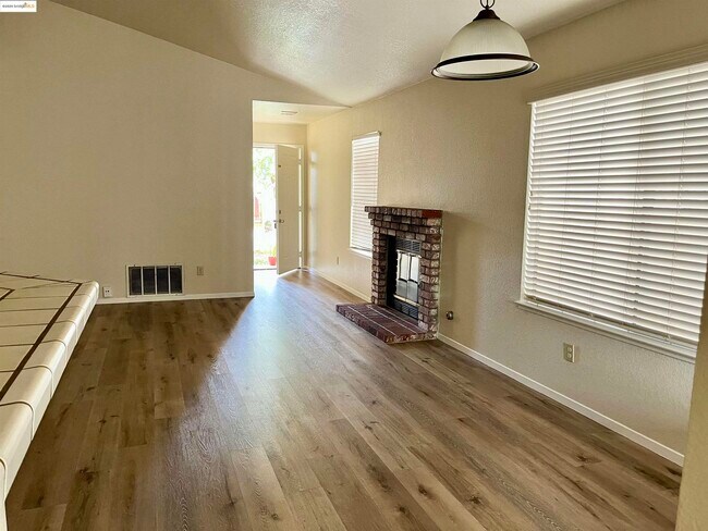 Building Photo - 730 Forest View Common