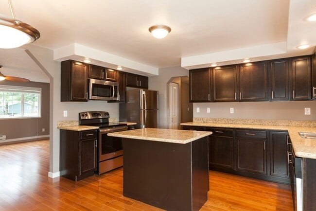 Building Photo - 3 bedroom, 1.5 bath Rambler Located at the...