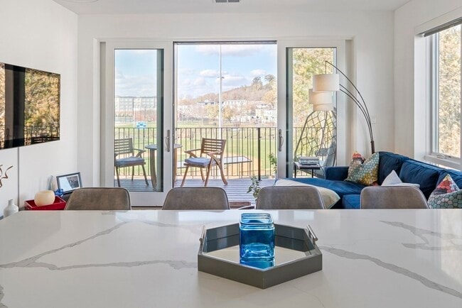 Building Photo - 946 Saratoga St