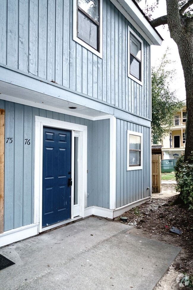 Building Photo - Cozy Two Bedroom Townhouse