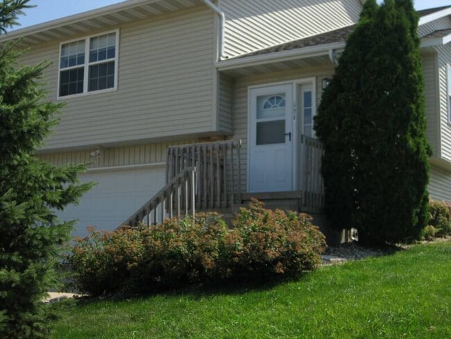 Building Photo - 824 N Clover Ln