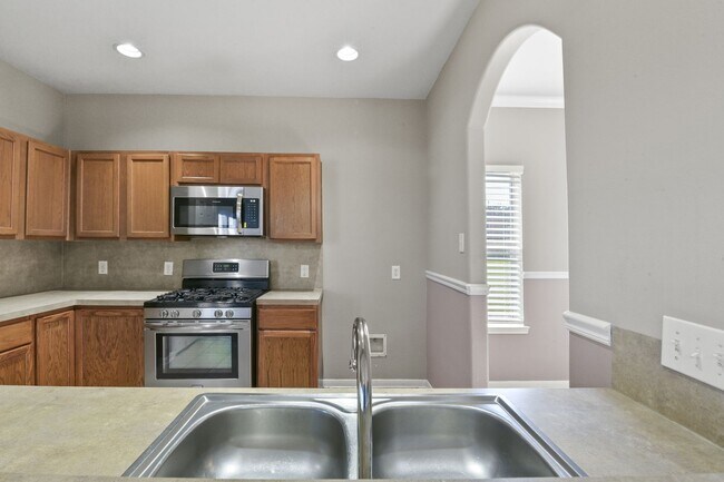 Building Photo - Stunning Corner Unit Townhome - Move-in special: Receive $100 off both your first and second mont...