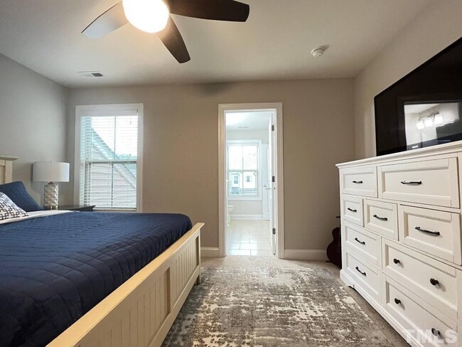 Building Photo - Beautiful 3 Bedroom with Sunroom Townhome in Cary