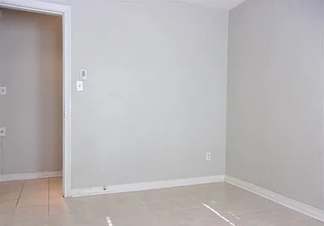 Building Photo - Updated 1-Bedroom in the Heart of the Plaz...