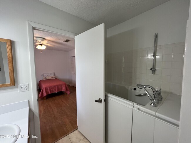 Building Photo - 7 Cove Rd