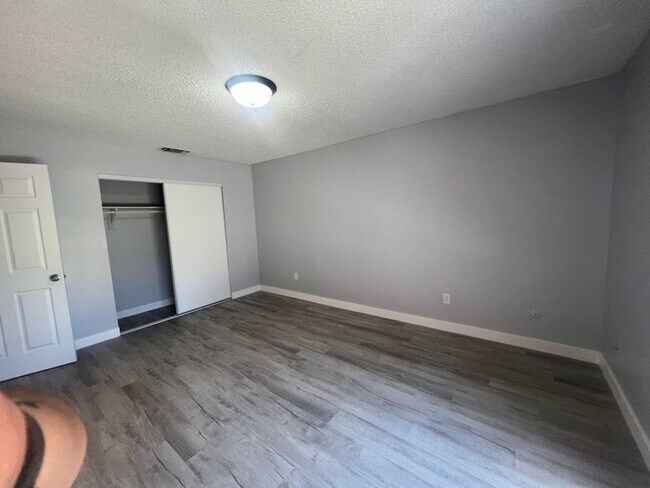 Building Photo - 4416 Parkwood Ct 93309