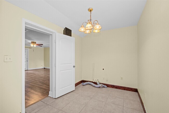 Building Photo - 8565 Ridgepoint Dr