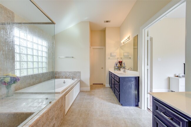 Building Photo - 3707 Main Poplar Dr