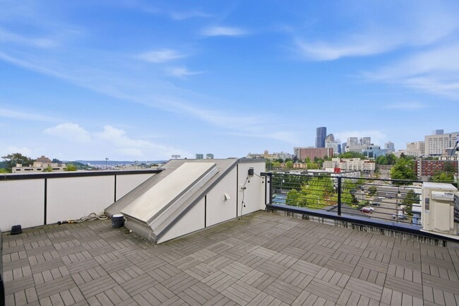 Building Photo - 3B3B cozy townhome