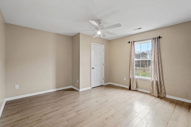 Building Photo - Amazing Home on Large Lot/3-BD 2-BTH in Ly...