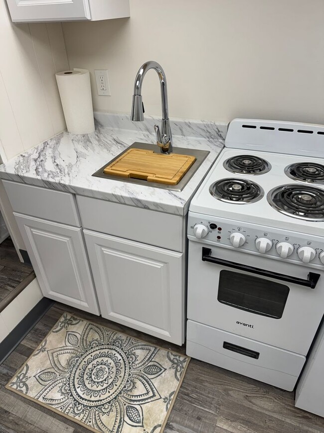 Building Photo - Fully Remodeled Studio Apartment | All Utilities Included | Great Location