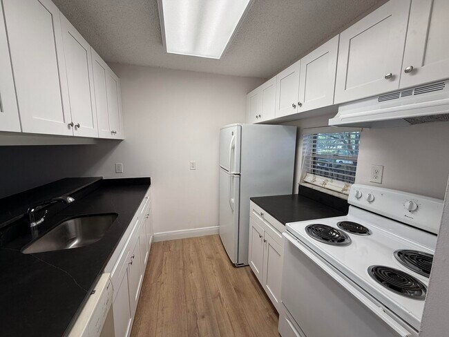 Building Photo - 8720 N Sherman Cir