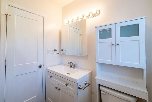 Building Photo - Charming Renovated 2BR Home in Revolution Park – Minutes from Uptown Charlotte!