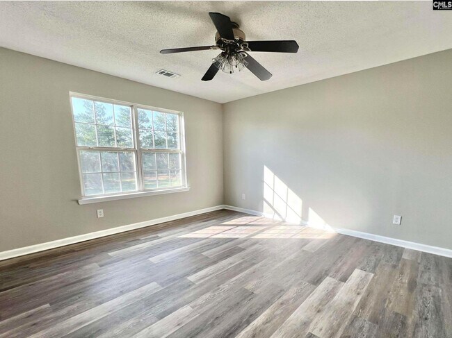 Building Photo - 301 Legend Oaks Dr