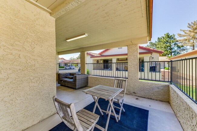 Building Photo - 1120 N Val Vista Dr