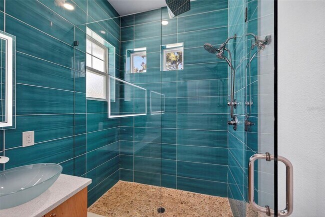 Building Photo - 611 24th Ave N