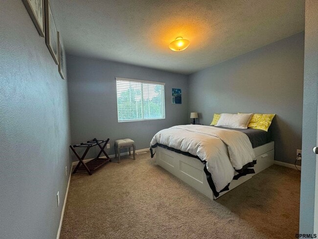 Building Photo - 2109 Oriole Dr