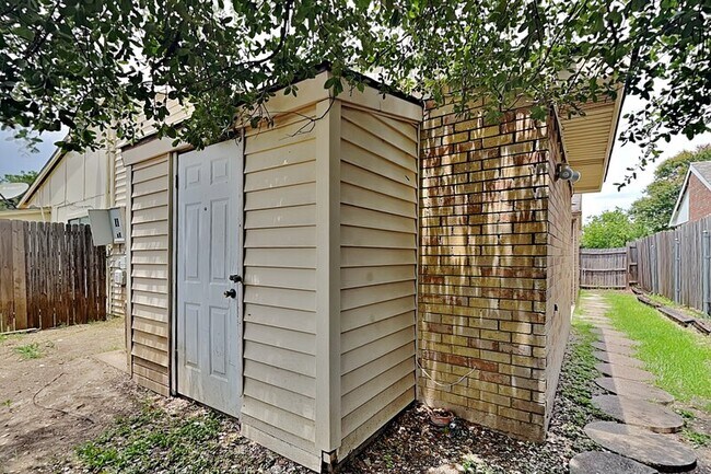 Building Photo - 7313 Pineberry Rd
