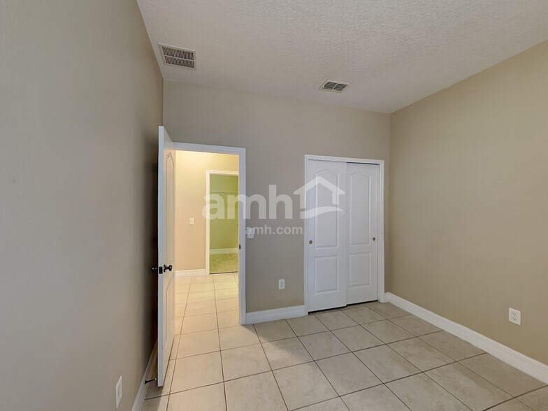 Building Photo - 1900 Strathmore Cir