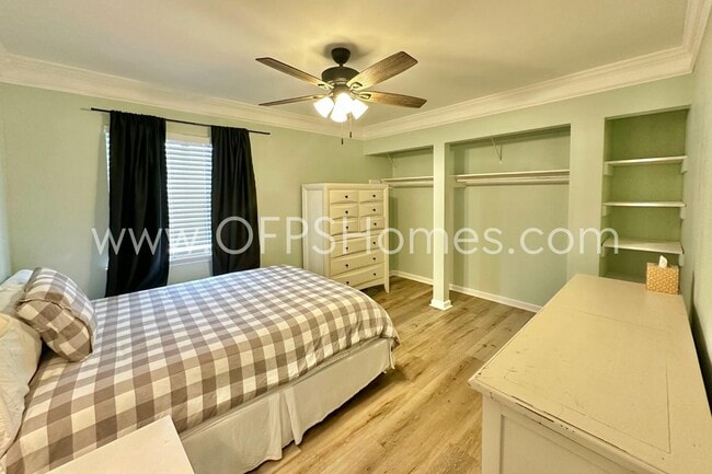 Building Photo - 308 Miracle Strip Pkwy SW