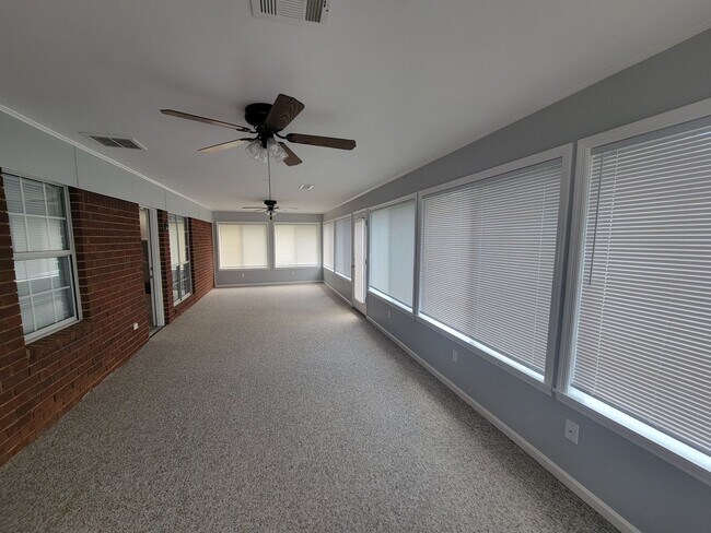 Building Photo - 2910 Pointewest Dr