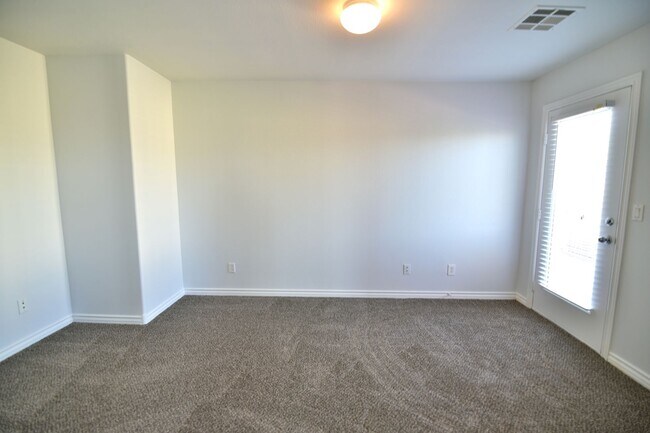 Building Photo - BEAUTIFUL 4BED/3BATH Home w/ 2 Car Garage ...