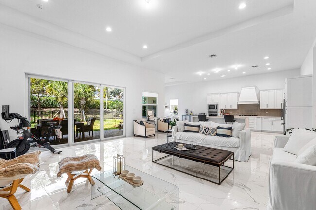 Building Photo - 9256 Crestview Cir