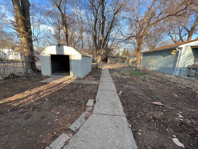 Building Photo - Adorable Newly Fixed Up Home!