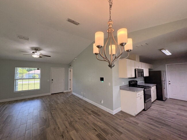Building Photo - Charming Rental Home in Northwest Ocala – Comfort, Convenience & Value!