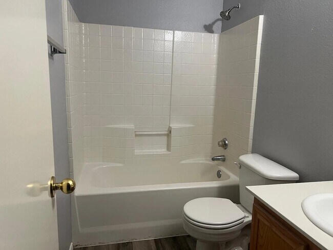 Hallway full bath - 111 Cobblestone Dr