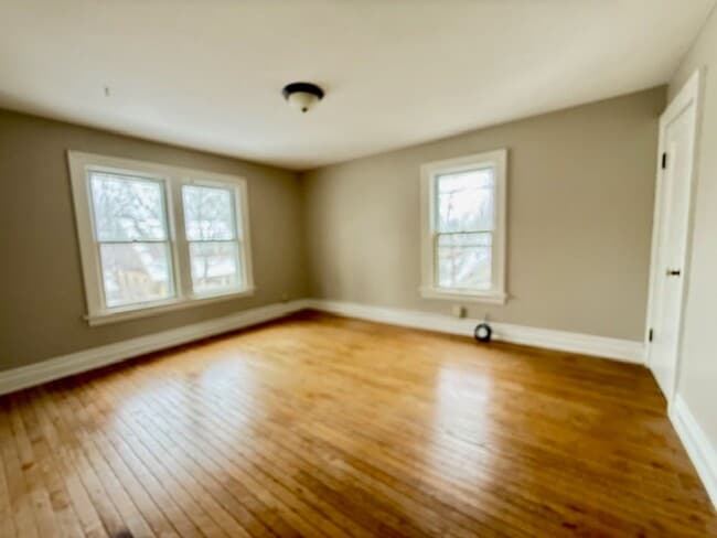 Building Photo - ASHLAND - Charming + Spacious 3 Bedroom, 1/2 Bath Home