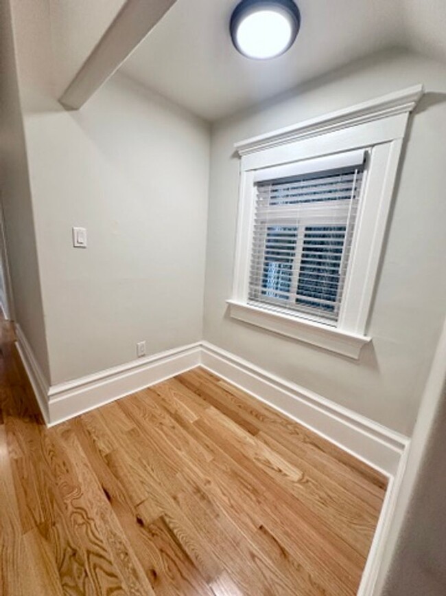 Building Photo - Fully Remodeled, Quiet 2bd/1bth w/Laundry ...