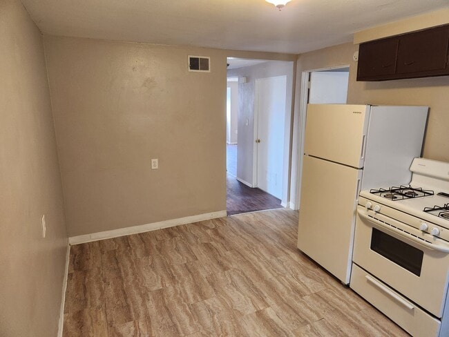 Building Photo - Updated 2 Bedroom Apartment in Millvale!