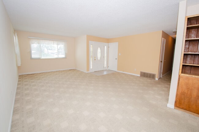 Building Photo - 215 Hillcrest Pl