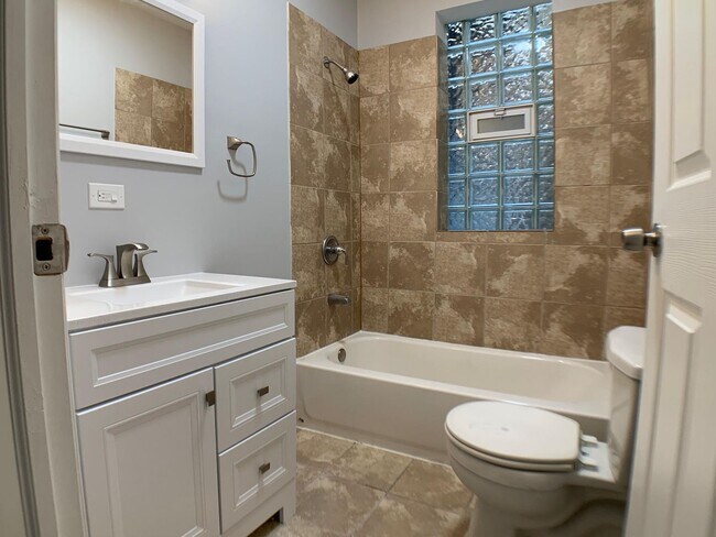 Building Photo - Updated Studio in Prime Logan Square Location