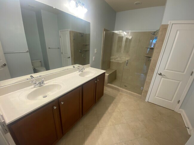 Building Photo - 10 Meridian Ln