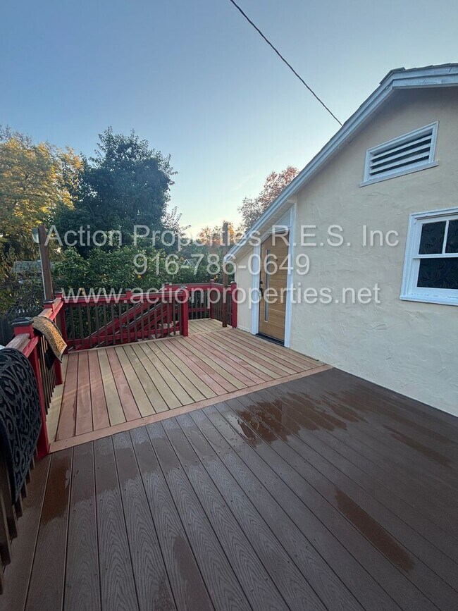 Building Photo - Central Roseville - 1 Bed, 1 Bath - New Flooring & Paint - Large Deck great for Entertaining! No ...