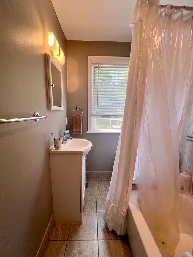 Building Photo - Gorgeous 3-Bedroom Home in Drexel Hill with Garage! Available mid-May!